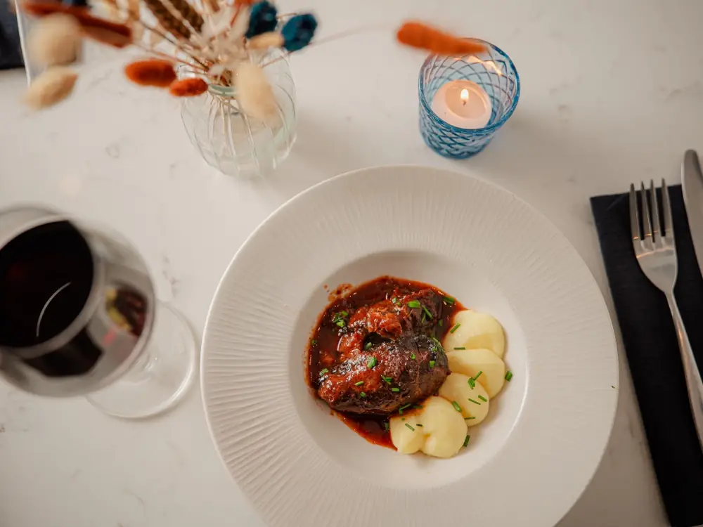 Slow-cooked pork cheeks with mash and ñora gravy