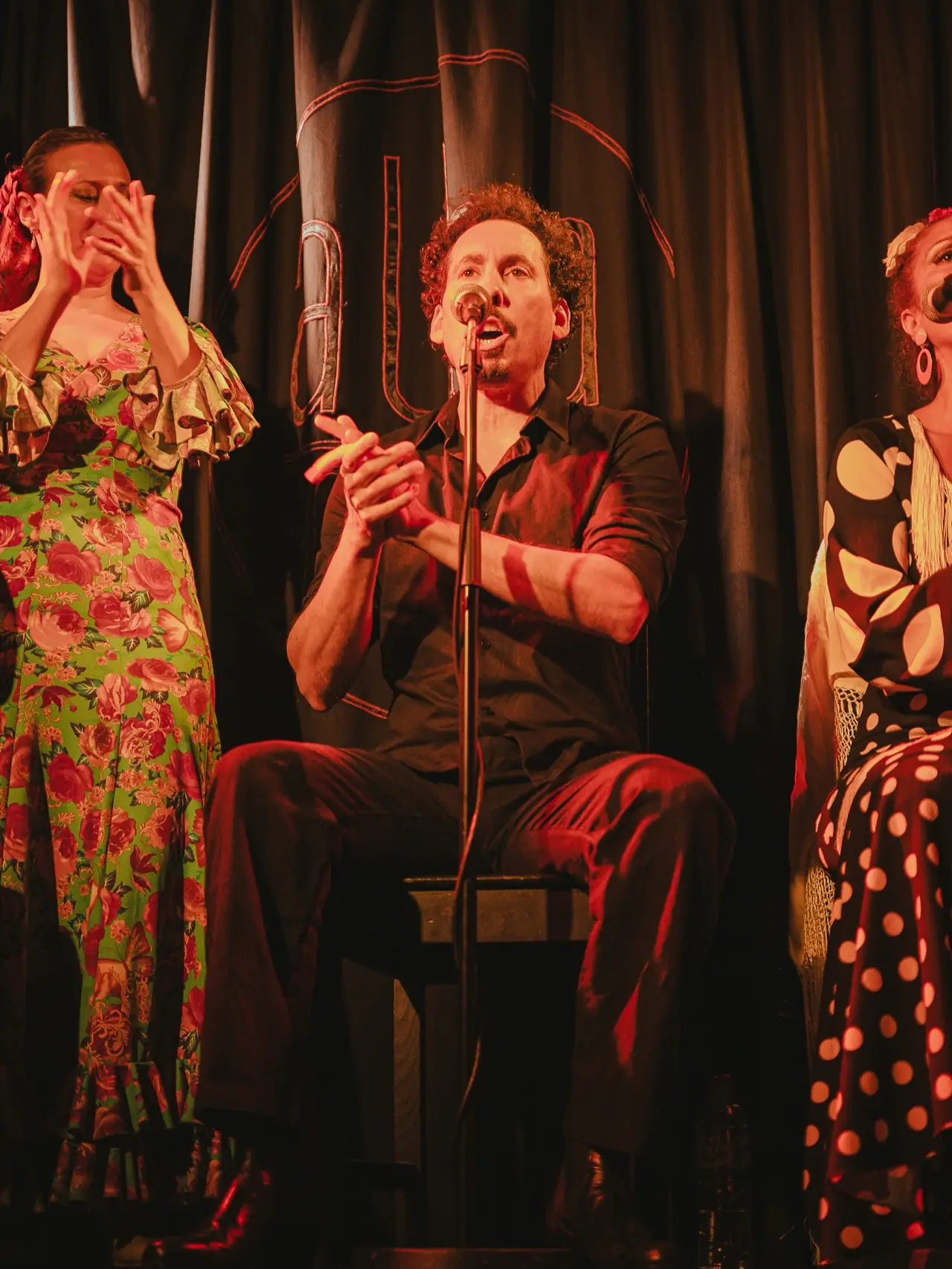 Singer and guitarist on the small stage at Alba Flamenca